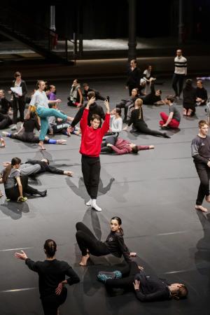 Cunningham × 100 de Merce Cunningham, par les étudiants de la direction des études chorégraphiques du Conservatoire de Paris, 2019 © Charlotte Bommelaer