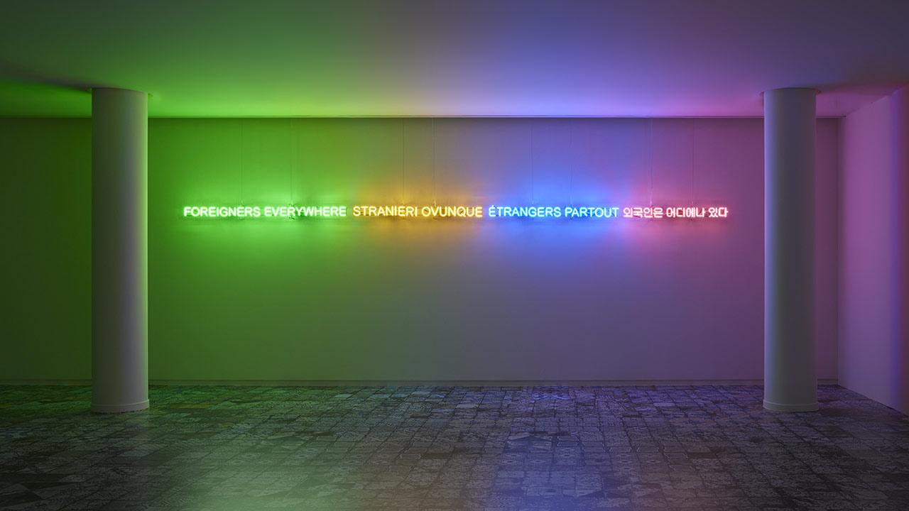 Claire Fontaine, exposition “Beauty is a ready-made“, Foreigners Everywhere (English, Italian, French, and Korean) Suspended, wall or window mounted neon, framework, electronic transformer and cables, dimensions variable, 2004 – ongoing © Sangtae Kim / Fondation d’entreprise Hermès