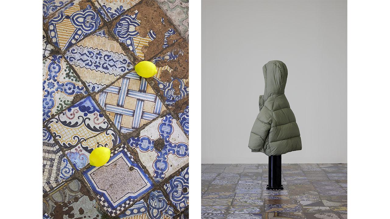 Claire Fontaine, exposition “Beauty is a ready-made“. À gauche : Migrants, citrons ready-made, polystyrène, peinture et plastique, 2022. À droite : Untitled (Sermon to the birds), caisson lumineux LED sans cadre avec impression numérique en vinyle,  © Sangtae Kim / Fondation d’entreprise Hermès
