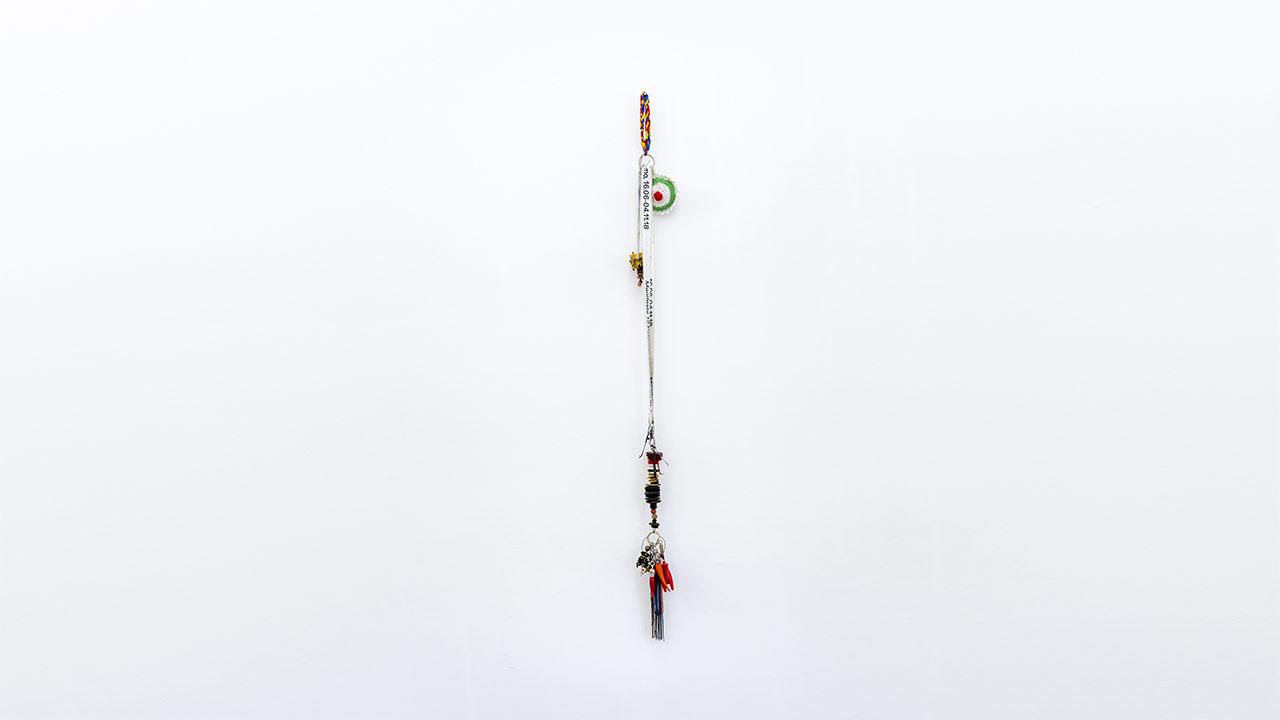 Claire Fontaine, exposition “Beauty is a ready-made“, Passe-partout (Palermo), Lames de scie à métaux, porte-clés, charms, boutons, trombones, lames de rasoir, clés Allen, épingles à nourrice, fil de fer, laine tricotée et épingles à cheveux, dimensions variable, 2018–2020 Courtesy of Claire Fontaine 