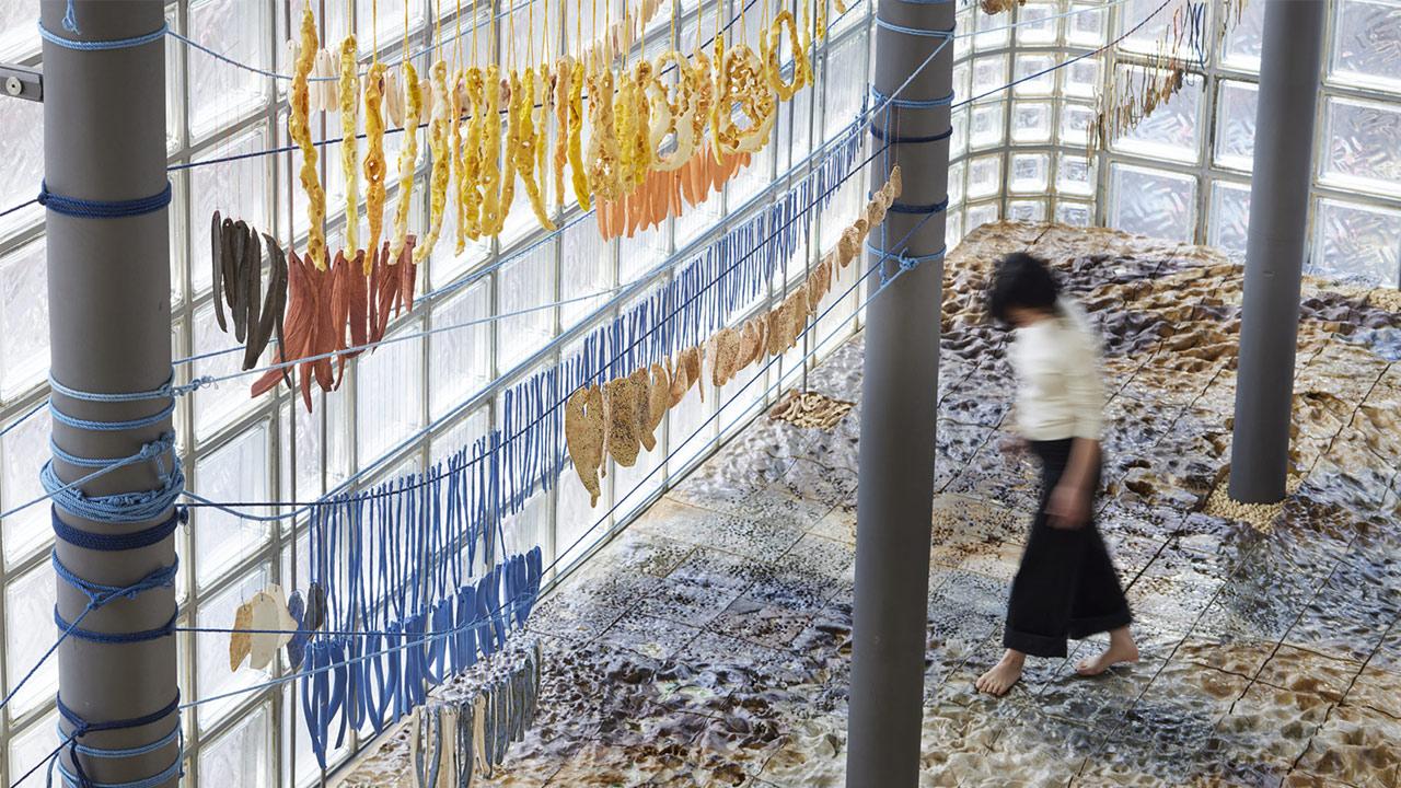 Exhibition views “Ephemeral Anchorind”, Kate Newby, 2024 © Nacása & Partners Inc. / Fondation d’entreprise Hermès