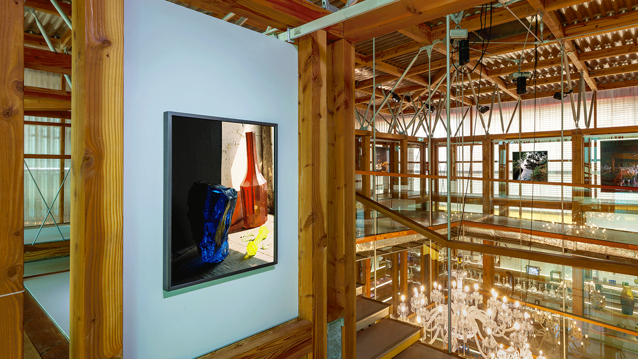 Vue de l’exposition “Patrick Faigenbaum à la cristallerie Saint‑Louis”, 2024 © Olivier-Henri Dancy