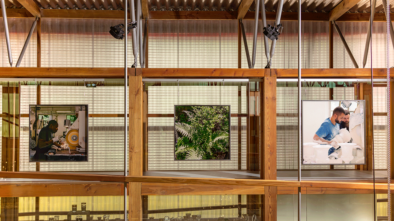 Vue de l’exposition “Patrick Faigenbaum à la cristallerie Saint‑Louis”, 2024 © Olivier-Henri Dancy