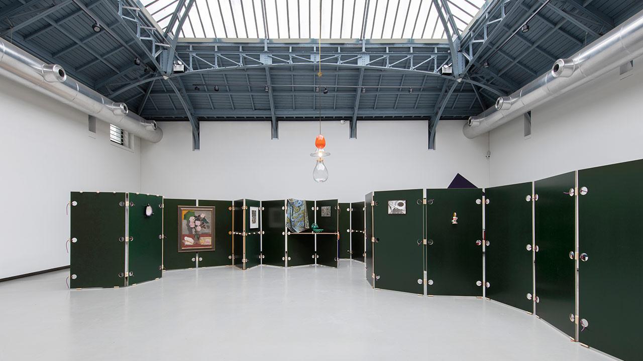 Vue de l’exposition de Koenraad Dedobbeleer, « Emi e dames messeur », La Verrière (Bruxelles), 2024, © Isabelle Arthuis / Fondation d’entreprise Hermès