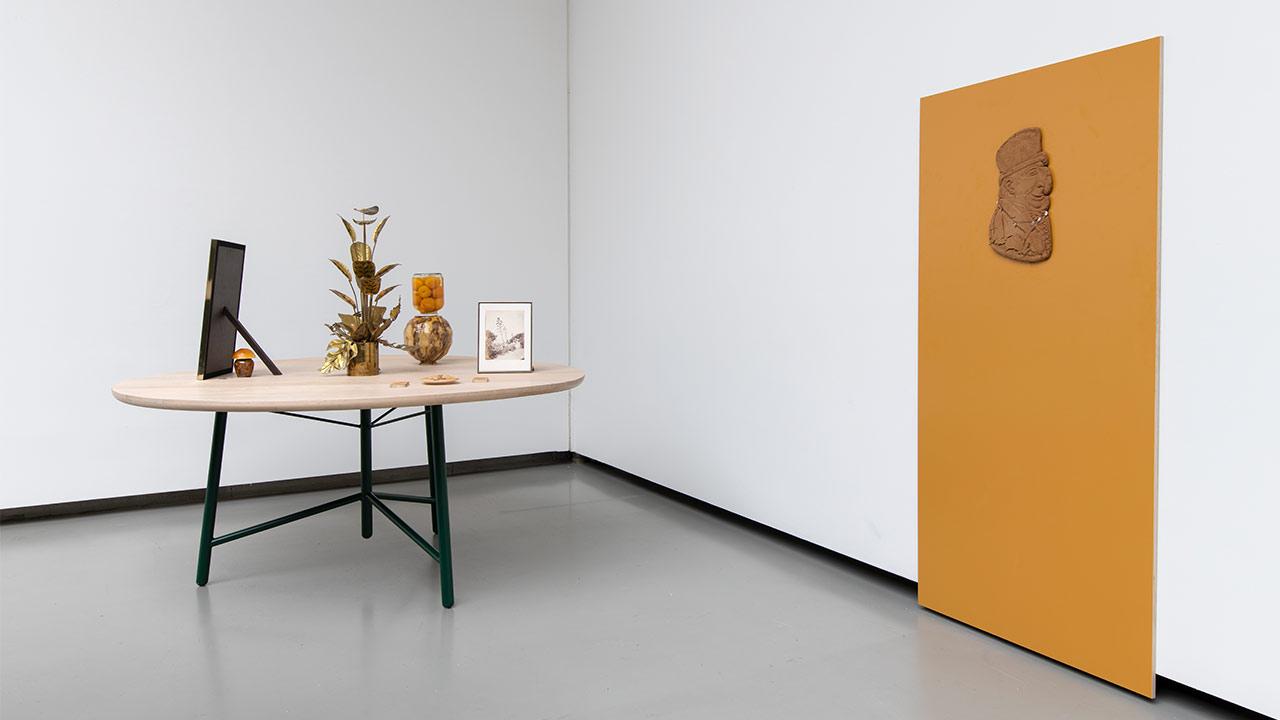 Vue de l’exposition de Koenraad Dedobbeleer, « Emi e dames messeur », La Verrière (Bruxelles), 2024, © Isabelle Arthuis / Fondation d’entreprise Hermès