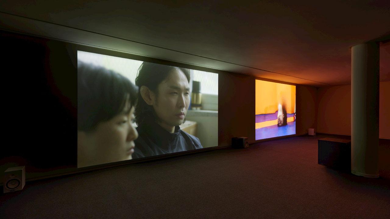 Heecheon Kim, exposition “Studies“, vidéo sur deux écrans, HD(16:10), audio 5.1 , 40mins, 2024 © Photo Sangtae KIM / Fondation d'entreprise Hermès