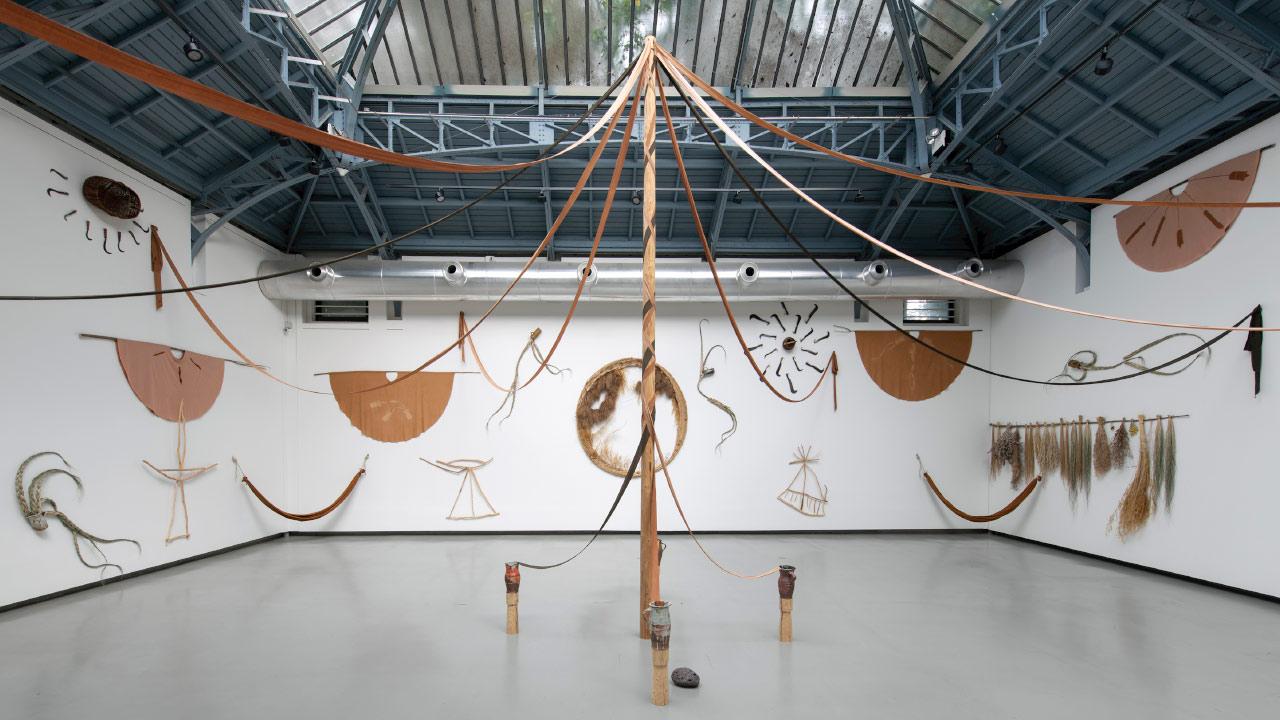 Vue de l’exposition d'Hélène Bertin, « Esperluette », La Verrière (Bruxelles), 2024, © Isabelle Arthuis / Fondation d’entreprise Hermès