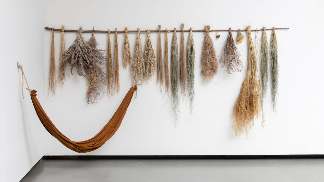 Vue de l’exposition d'Hélène Bertin, « Esperluette », La Verrière (Bruxelles), 2024, © Isabelle Arthuis / Fondation d’entreprise Hermès
