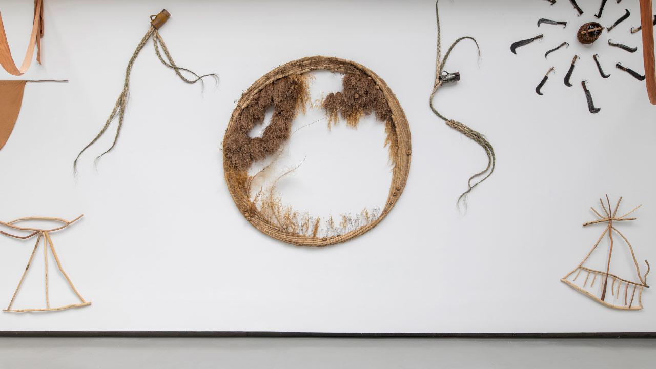 Vue de l’exposition d'Hélène Bertin, « Esperluette », La Verrière (Bruxelles), 2024, © Isabelle Arthuis / Fondation d’entreprise Hermès