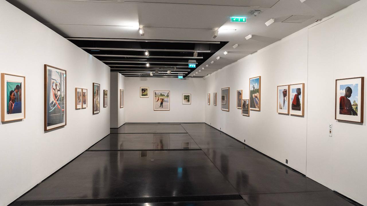 Vue de l'exposition de Vasantha Yogananthan, « Mystery Street », Fondation Henri Cartier-Bresson (Paris), 2022 © Vasantha Yogananthan