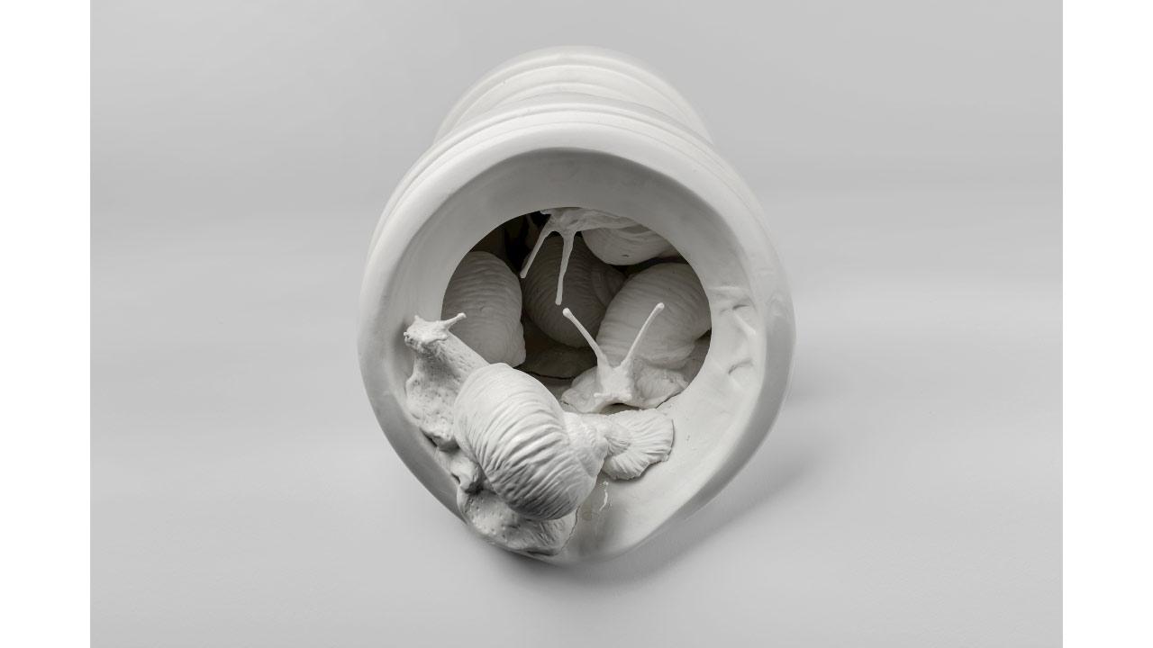 Urne aux escargots, 2023, porcelaine, 30 × 17 × 18 cm, avec le soutien de la région Grand Est et de la DRAC Grand Est