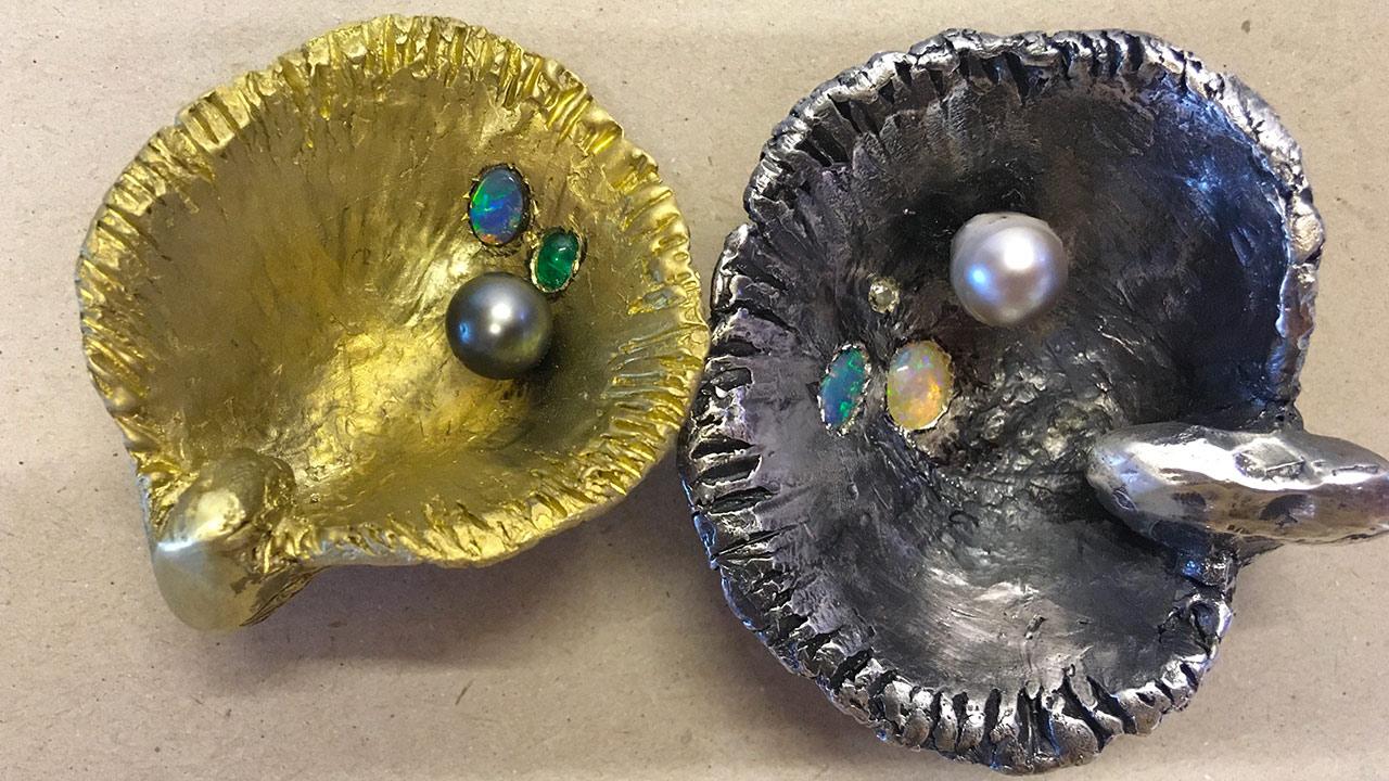Les Bijoux indiscrets, 2021 Coquillages destinés à contenir un bonbon à l’Absinthe, fontes à la cire perdue, laiton incrusté d'une perle fine, une opale et une emeraude, argent massif incrusté de deux opales, un diamant taille ancienne et une perle fine