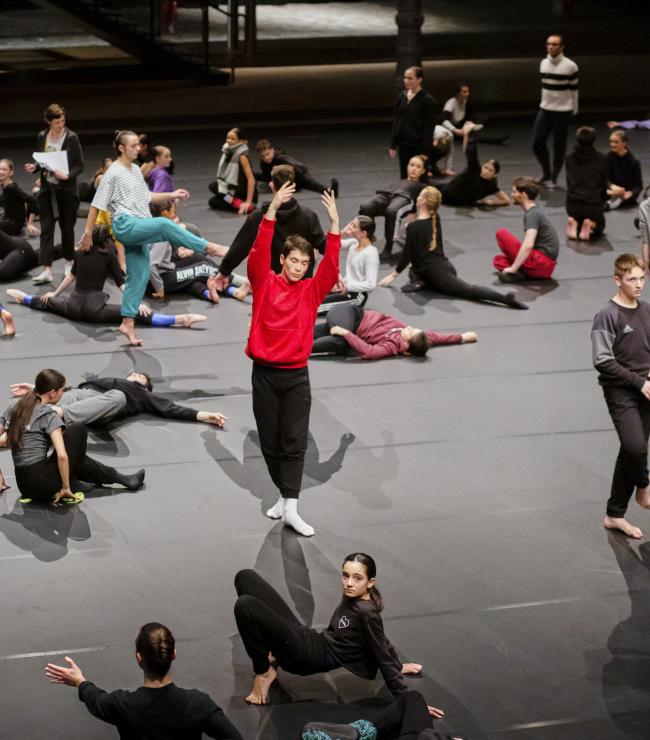 Cunningham × 100 de Merce Cunningham, par les étudiants de la direction des études chorégraphiques du Conservatoire de Paris, 2019 © Charlotte Bommelaer