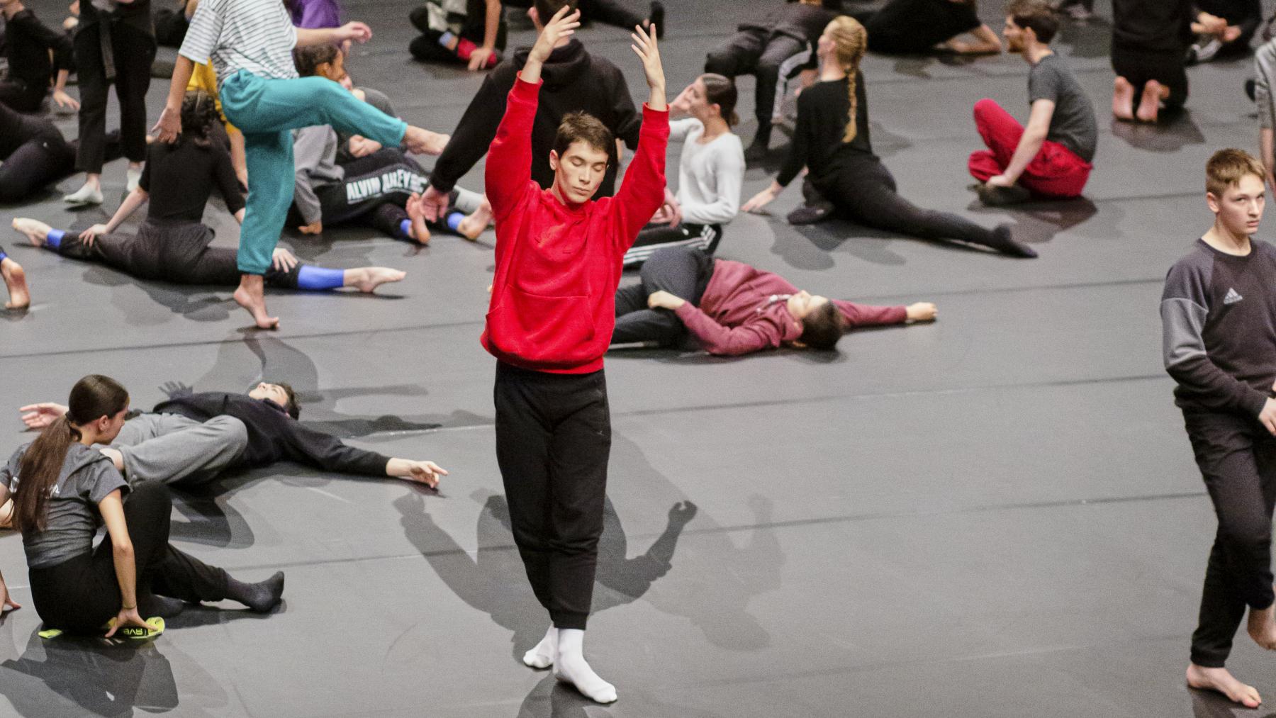 Cunningham × 100 de Merce Cunningham, par les étudiants de la direction des études chorégraphiques du Conservatoire de Paris, 2019 © Charlotte Bommelaer