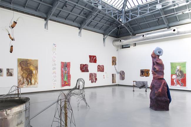 Pélagie Gbaguidi, Chaîne humaine, 2022, pastel gras, huile et crayon de couleur sur papier / wax pastel, grease and coloured pencil on paper, 55 x 36,5 cm, courtesy of the artist, collection Kunstmuseum Basel © Peter Cox