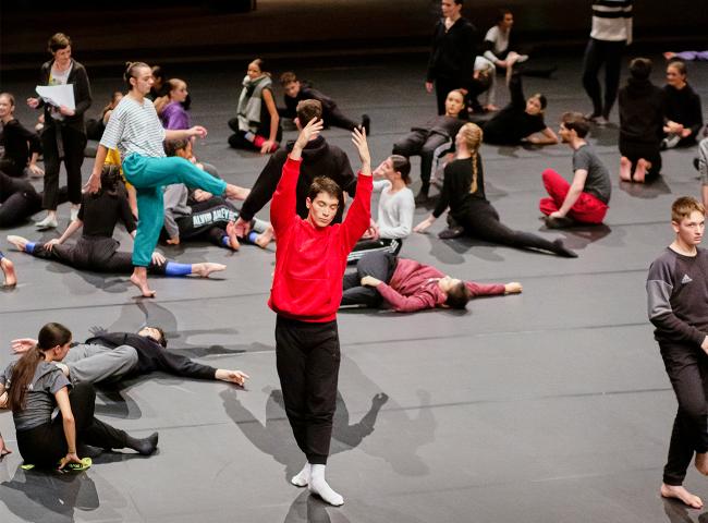 Cunningham × 100 de Merce Cunningham, par les étudiants de la direction des études chorégraphiques du Conservatoire de Paris, 2019 © Charlotte Bommelaer